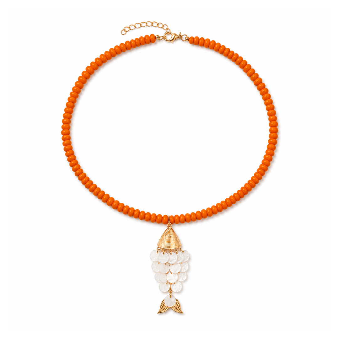 Oranje lange kralenketting met gouden vis bedel en schubben van natuurlijke schelp van Casa Jadel.