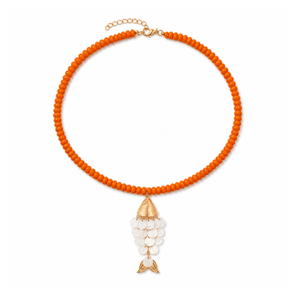 Oranje lange kralenketting met gouden vis bedel en schubben van natuurlijke schelp van Casa Jadel.