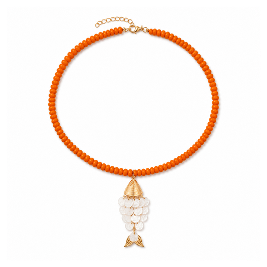 Oranje lange kralenketting met gouden vis bedel en schubben van natuurlijke schelp van Casa Jadel.