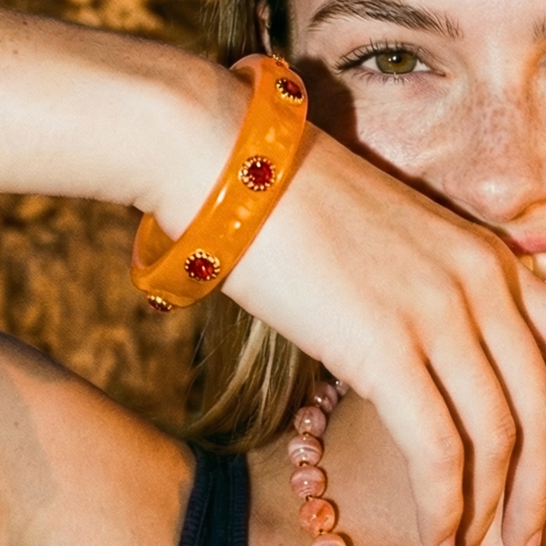 Model draagt oranje marble kralenketting Juul met grote kralen – stijlvolle dames ketting van Casa Jadel.