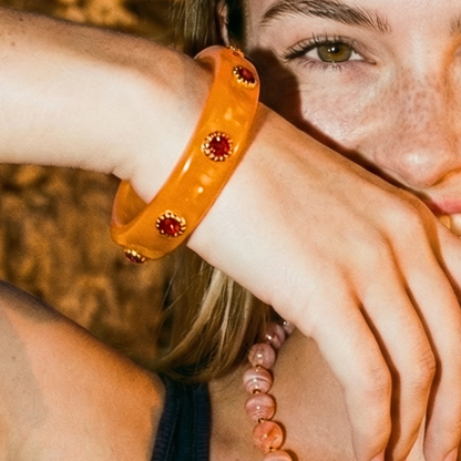 Model draagt oranje marble kralenketting Juul met grote kralen – stijlvolle dames ketting van Casa Jadel.