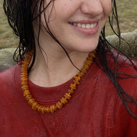 Oranje marble splitkralenketting close-up om de nek | Casa Jadel