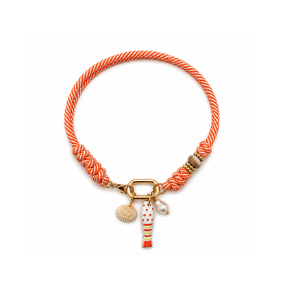Oranje-witte rope ketting met goudkleurige frontsluiting, vis-, schelp- en parelbedels van Casa Jadel.