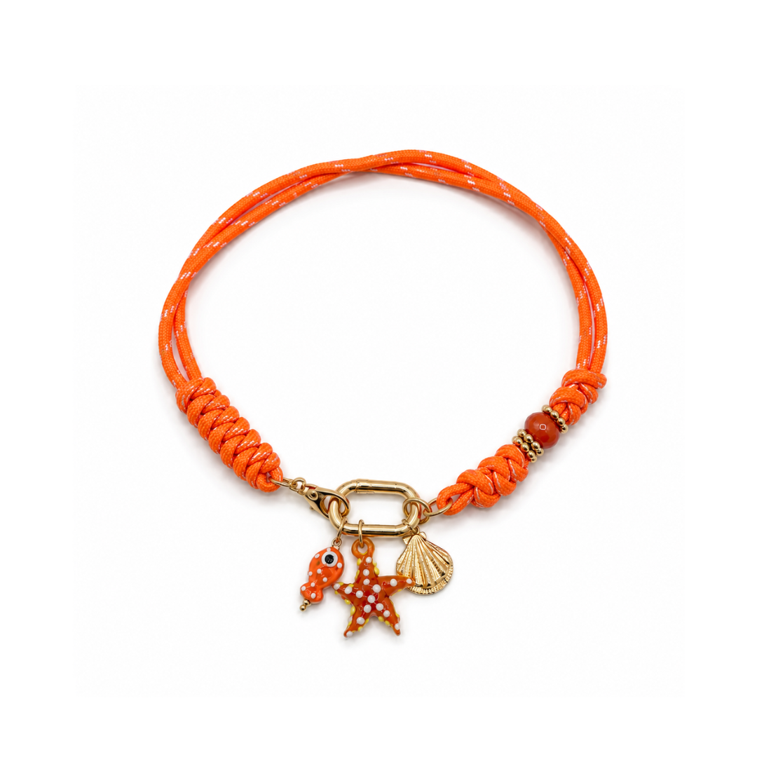 Oranje rope ketting met goudkleurige frontsluiting, zeester, visje en schelp bedels van Casa Jadel.