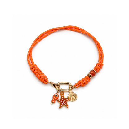 Oranje rope ketting met goudkleurige frontsluiting, zeester, visje en schelp bedels van Casa Jadel.