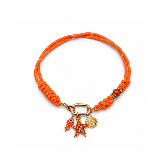 Oranje rope ketting met goudkleurige frontsluiting, zeester, visje en schelp bedels van Casa Jadel.