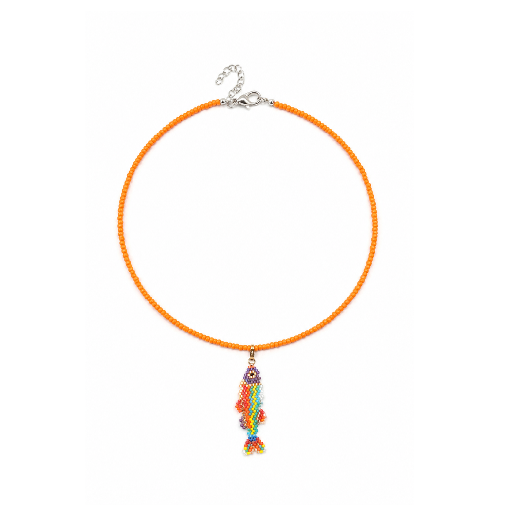 Oranje saar ketting met handgemaakte kleurrijke vis bedel van glaskraaltjes in oranje, turquoise, geel, paars en wit met een goudkleurige karabijnsluiting van Casa Jadel op een witte achtergrond.