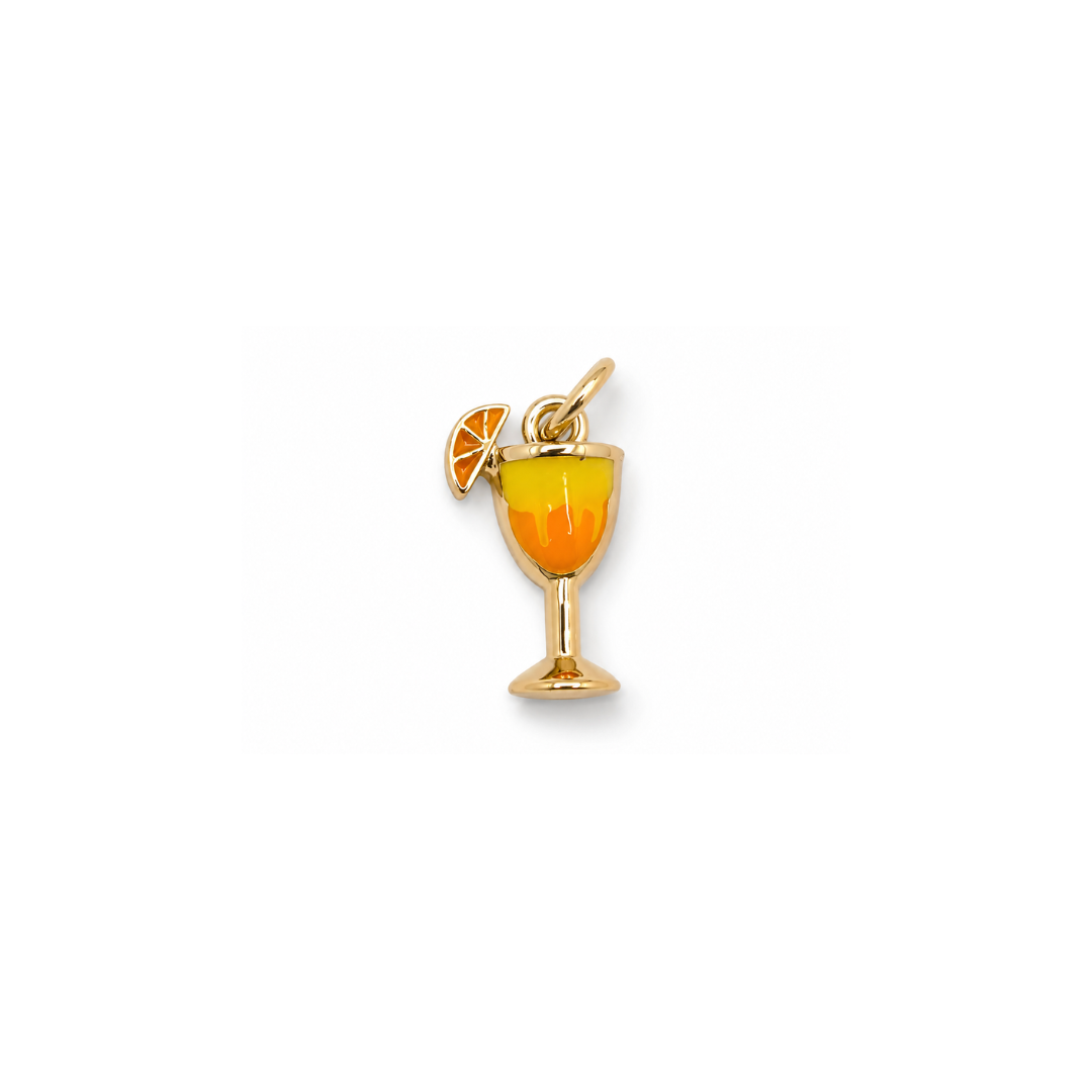 Goudkleurige spritz cocktail bedel met oranje en gele details en een sinaasappelschijfje.