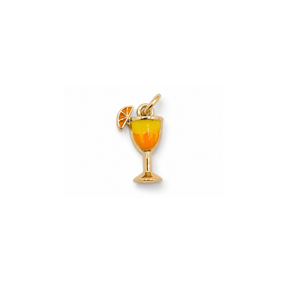 Goudkleurige spritz cocktail bedel met oranje en gele details en een sinaasappelschijfje.
