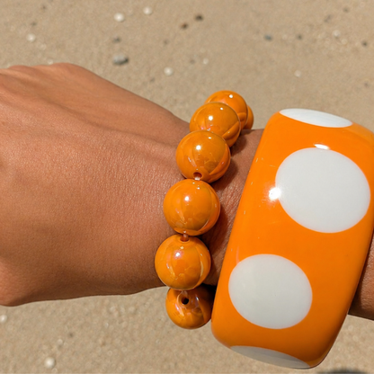 arm met oranje polka dot en oranje metallic armband