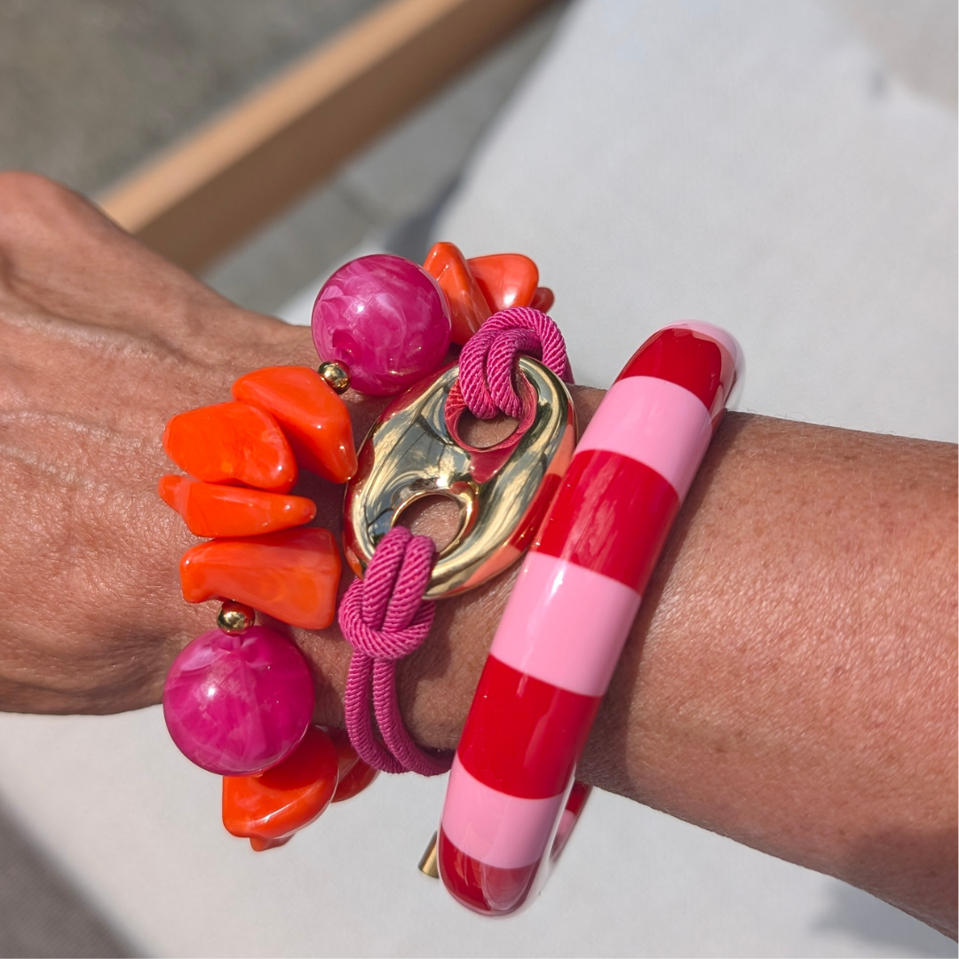 arm met oranje roze varkensneus bean armbanden bangle