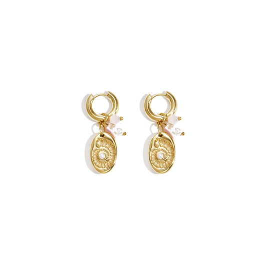 Gouden oorringetjes met kraaltjes en schelp fossiel