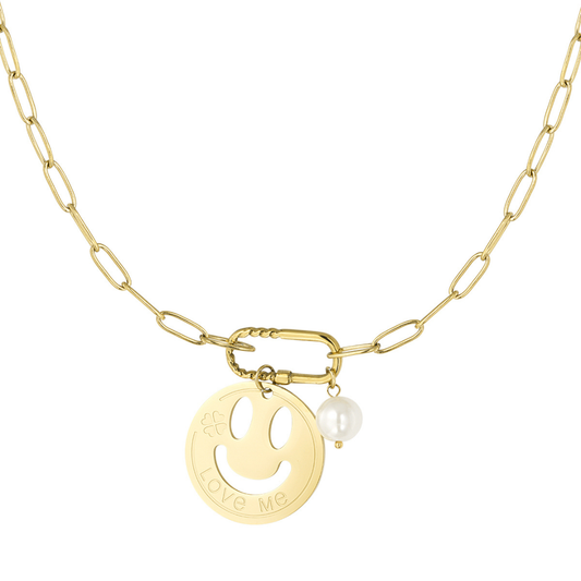 Gouden schakelketting met smiley bedel met tekst Love Me en witte parel hanger, trendy statement ketting voor dames