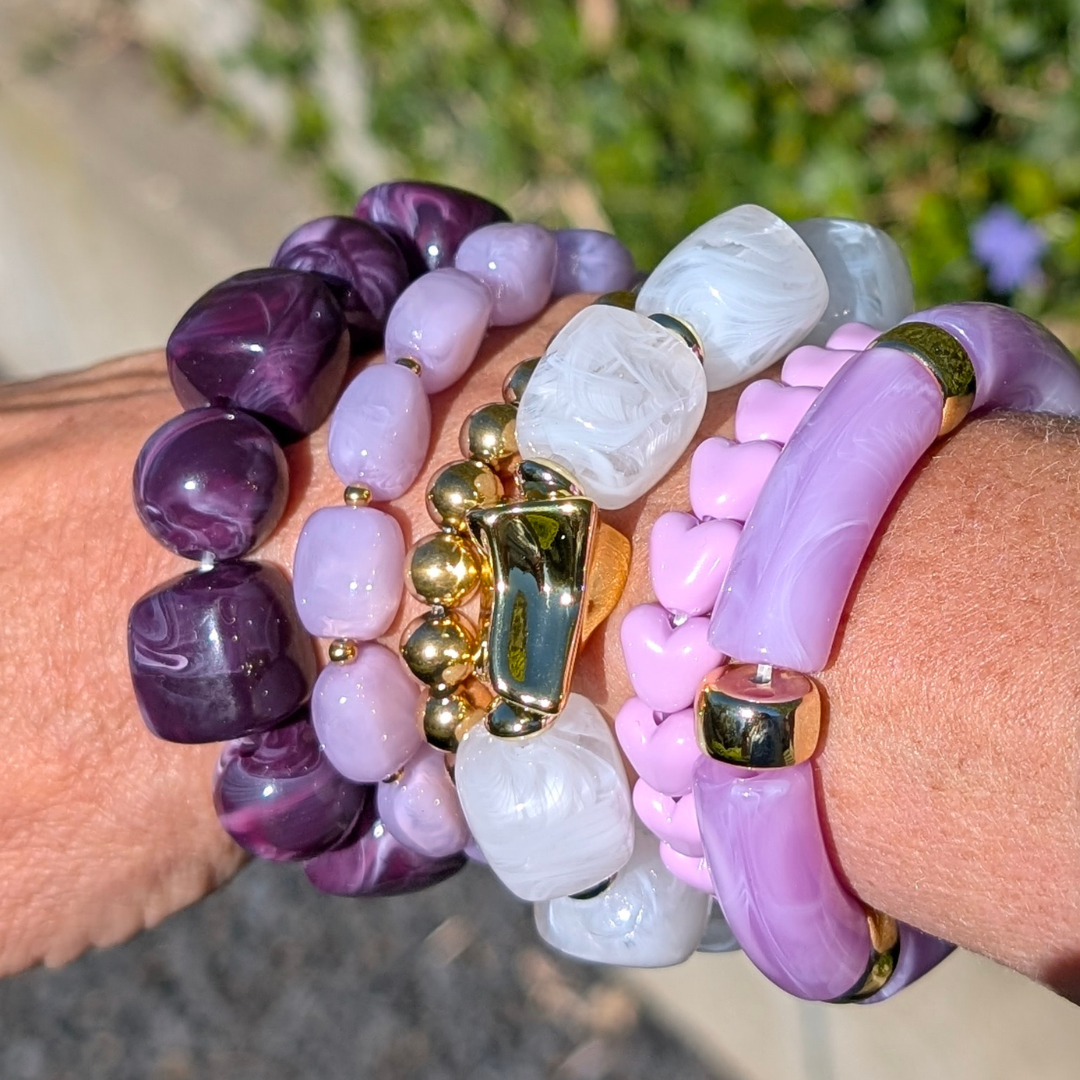 arm met paarse aubergine lila armbanden