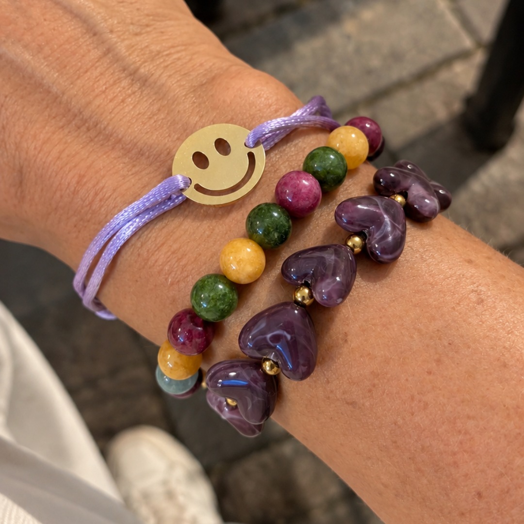 Paars multicolor armbanden set met marble hartjes, kleurrijke kralen en lila smiley armband