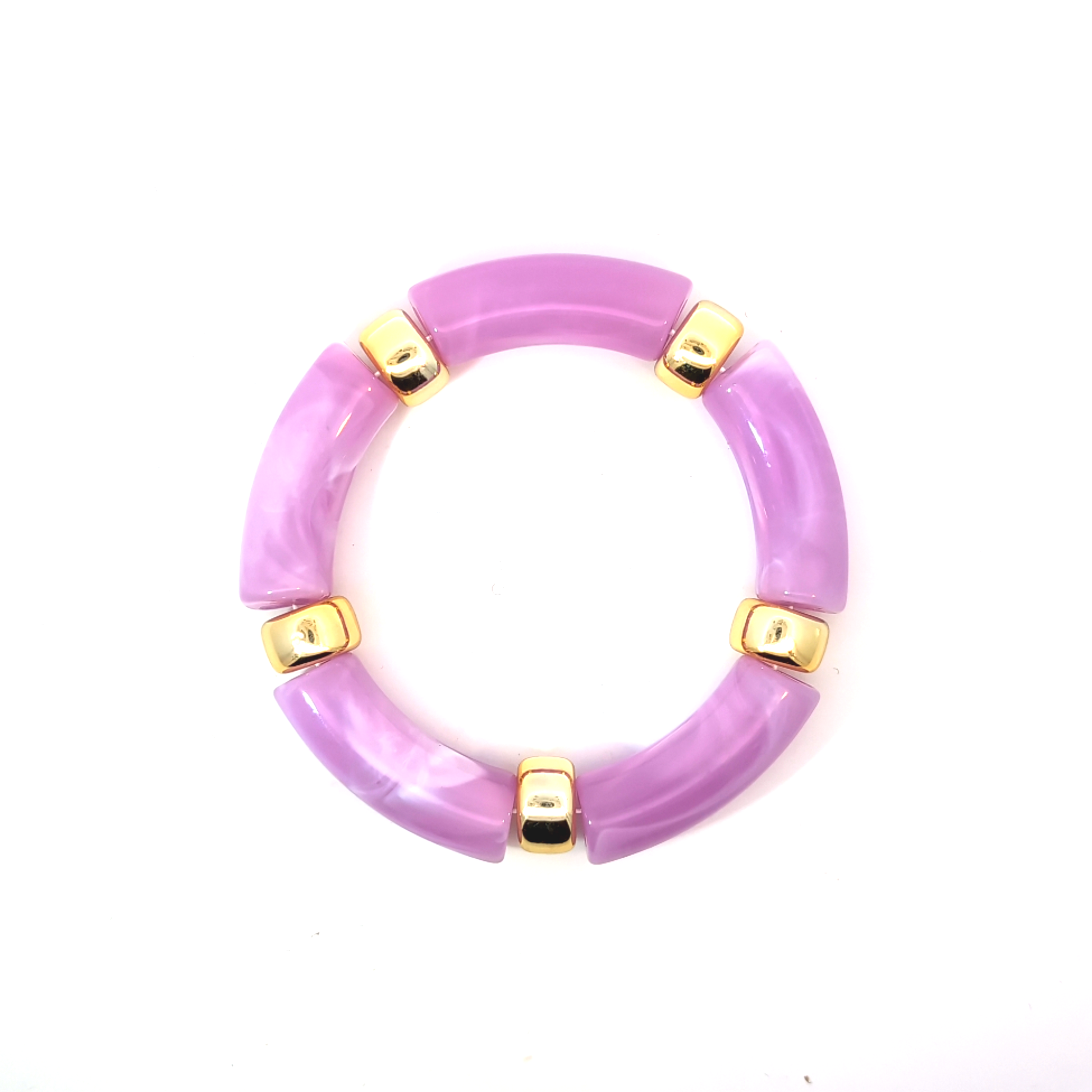 Paarse gemarmerde tube armband met goudkleurige details op witte achtergrond
