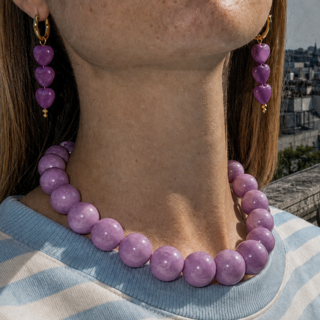 Model draagt paarse kralenketting met bijpassende oorbellen | Casa Jadel