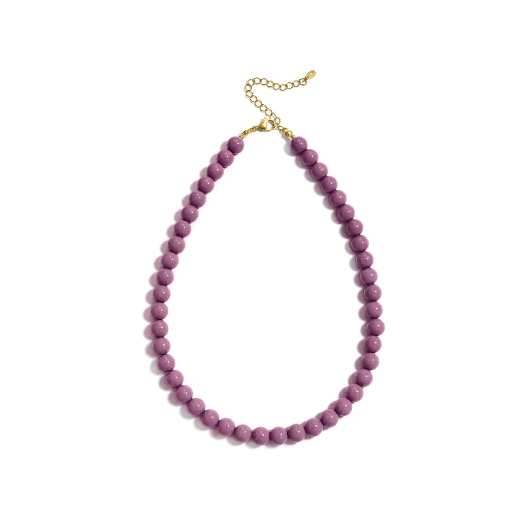 Paarse kralenketting met ronde glanzende kralen en goudkleurige sluiting