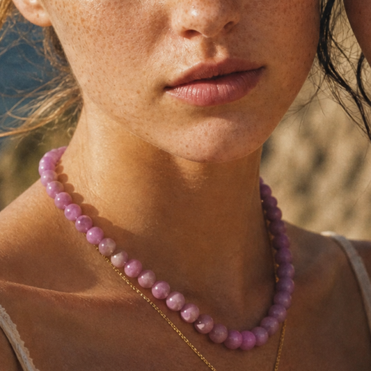 Paarse spodumeen kunziet natuursteen kralenketting dames met lila kralen Casa Jadel gedragen door model.