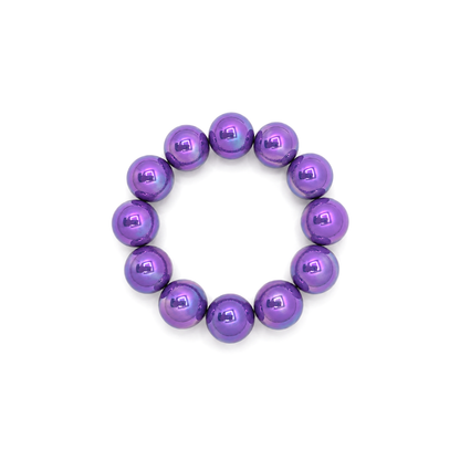 Paarse metallic grote kralenarmband Eva met glanzende ronde kralen en parelmoer effect op witte achtergrond