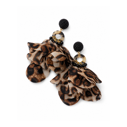 Bohemian statement oorbellen met panterprint, zwarte kralen en goudkleurige details.
