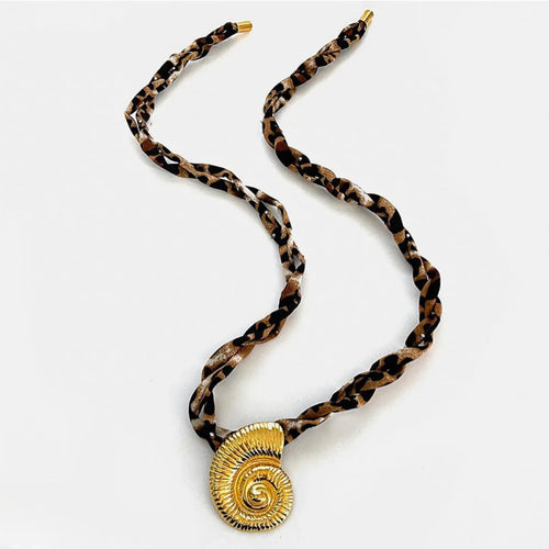 Ketting panterprint stof met gouden statement gedraaide schelp