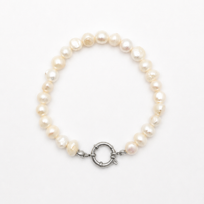 Parel kralenarmband met zilveren boeislot