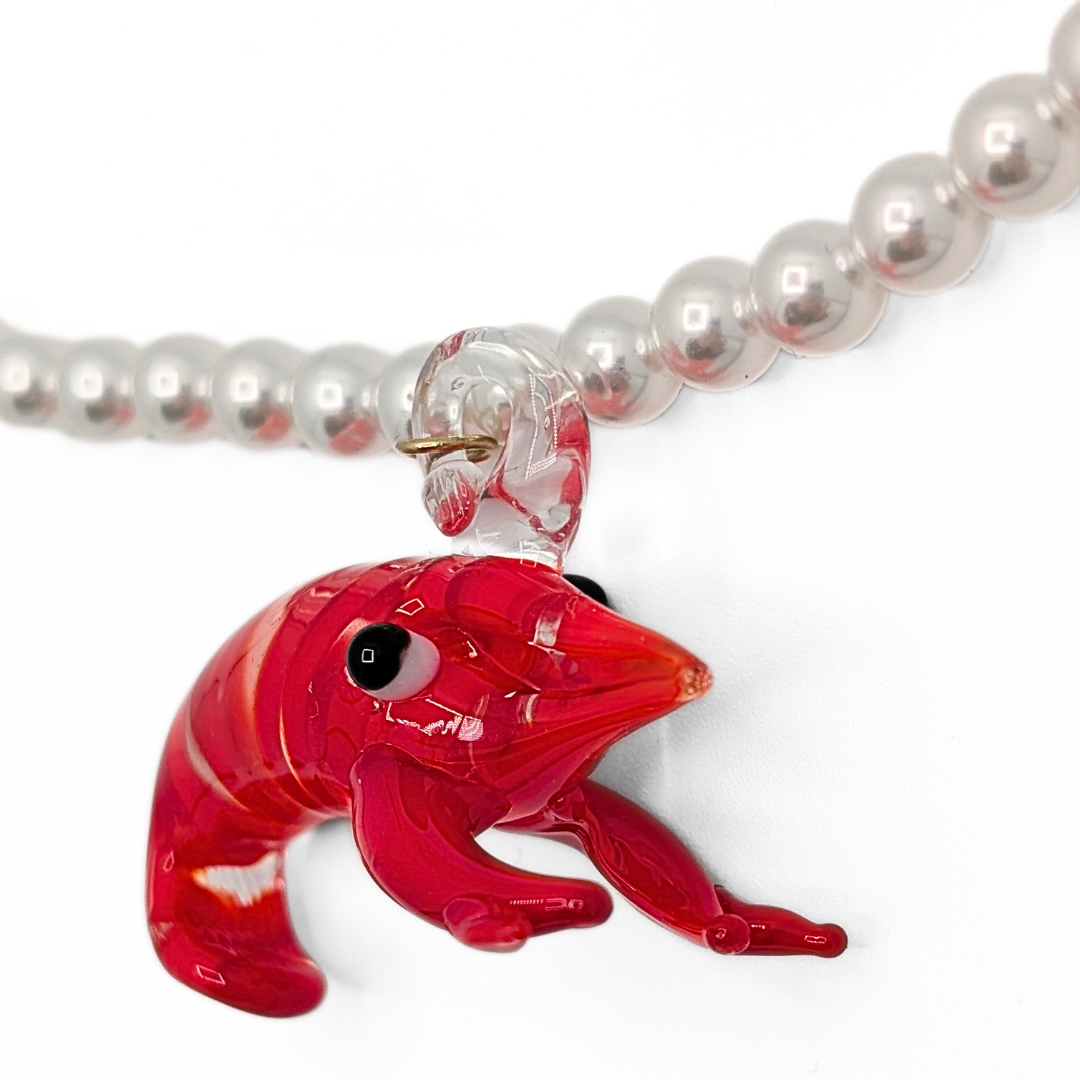 Parel kralenketting met glazen garnaal bedel detail. Casa Jadel