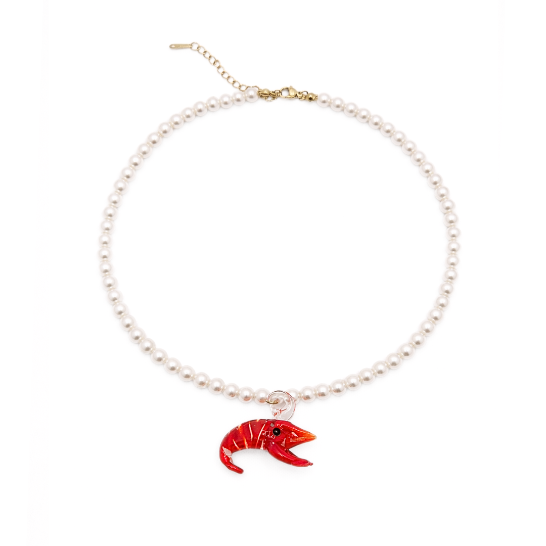Parelketting met rode glazen garnaal hanger