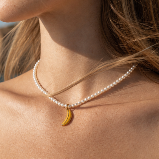 Model draagt parelketting met gele banaan bedel van Casa Jadel