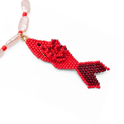 inzoom parelmoer ketting dames met rode vis hanger en rode details Ibiza stijl