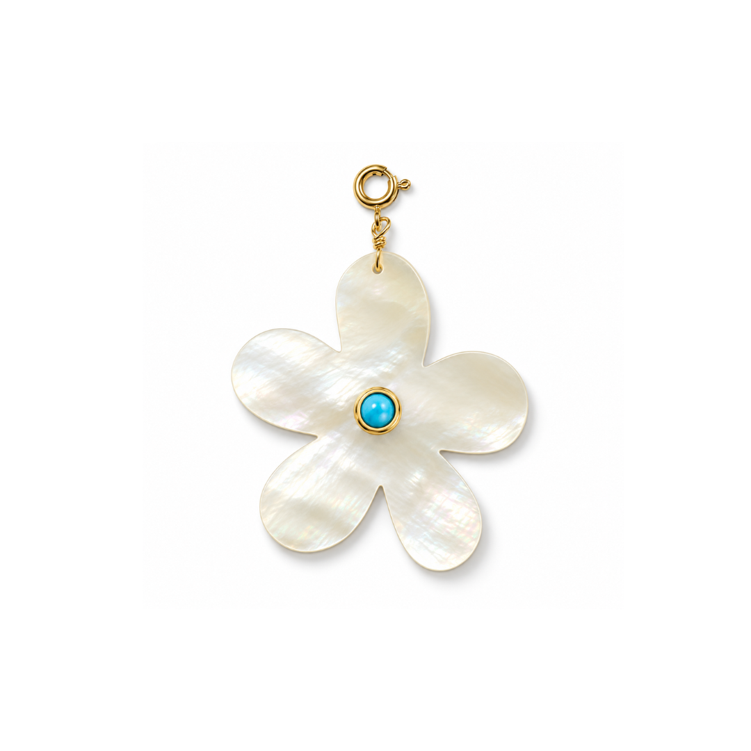 Crèmewitte parelmoer statement bloem bedel met een turquoise natuursteen in het midden, goudkleurige zetting en rond slotje.