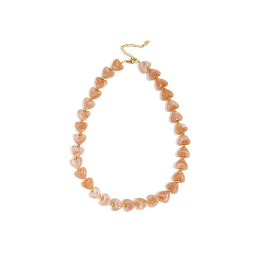 Pastel oranje hartjes ketting met goudkleurige details voor dames.