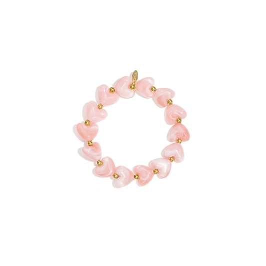 Peach hartjes kralenarmband met glanzende marmerlook kralen en goudkleurige details op witte achtergrond.