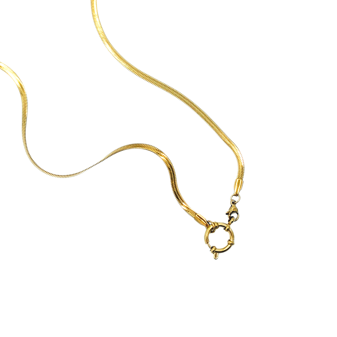 Platte goudkleurige schakelketting met boeislot
