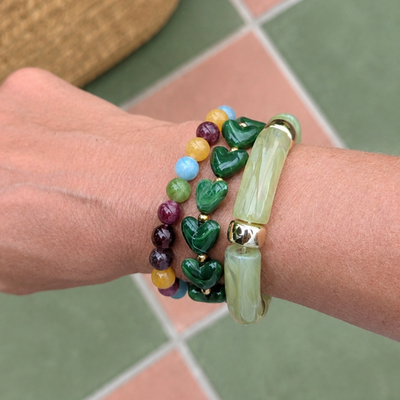 Groene armbanden stack met tube hartjes en toermalijn kralen