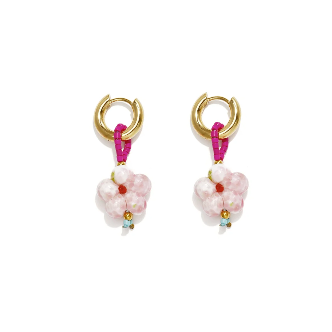 Gouden oorringetjes pastel roze bloem