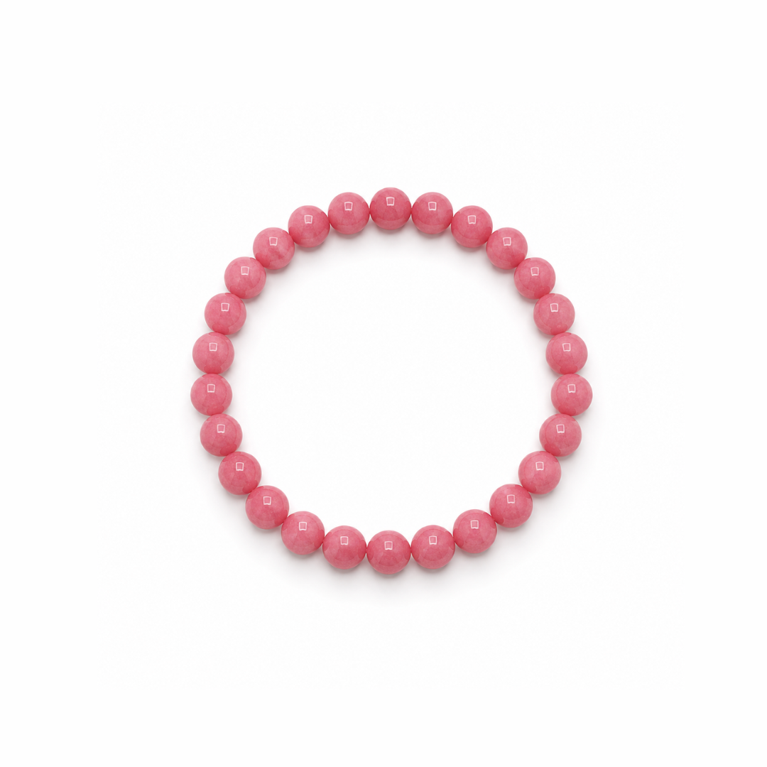 Rhodochrosiet natuursteen kralenarmband met ronde roze kralen op witte achtergrond