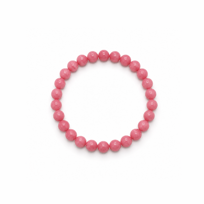 Rhodochrosiet natuursteen kralenarmband met ronde roze kralen op witte achtergrond