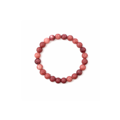 Rhodoniet edelsteen kralenarmband met ronde roze natuurstenen kralen op witte achtergrond