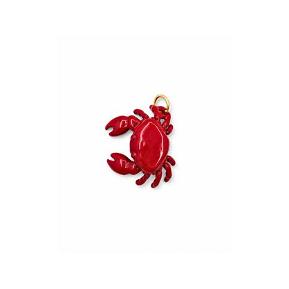 Bovenaanzicht rode 3D krab bedel in klein formaat met goudkleurig ophangoog.