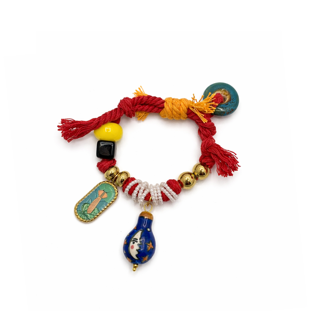 Rode boho armband met bedels, kralen en handgeschilderde hanger.
