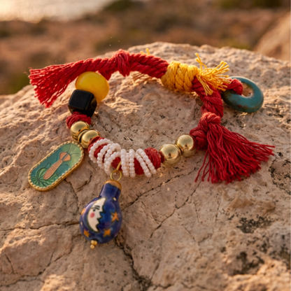 Rode boho armband met bedels, kralen en handgeschilderde hanger op steen