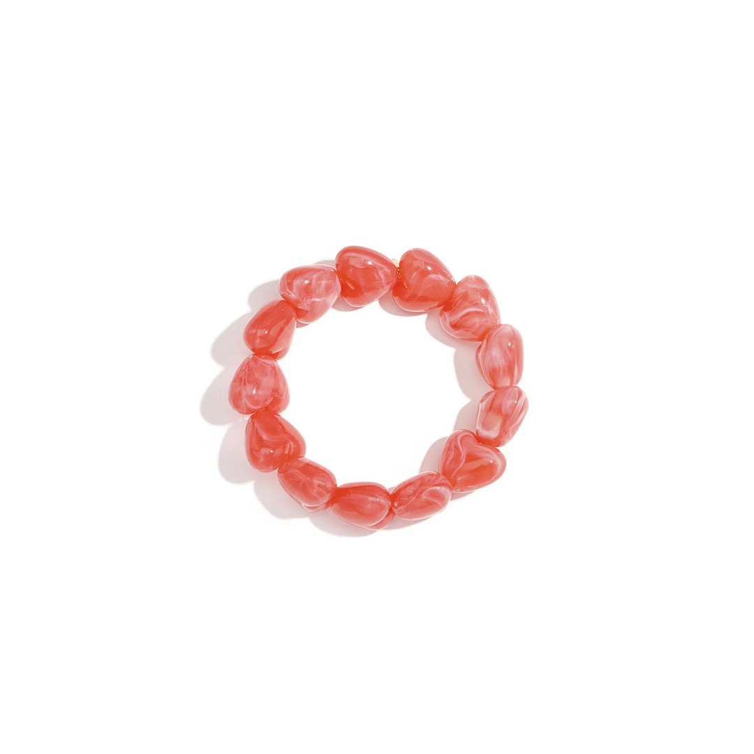 Rode chubby marble hartjes armband met glossy hartvormige kralen
