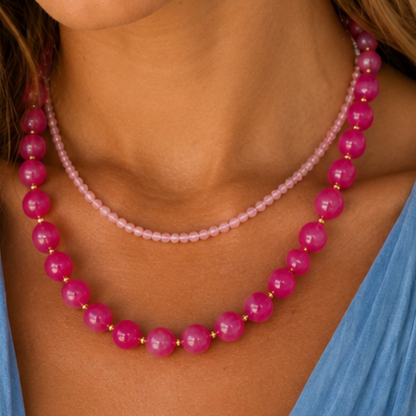 model met Rode gemarmerde kralenketting met goudkleurige accenten 