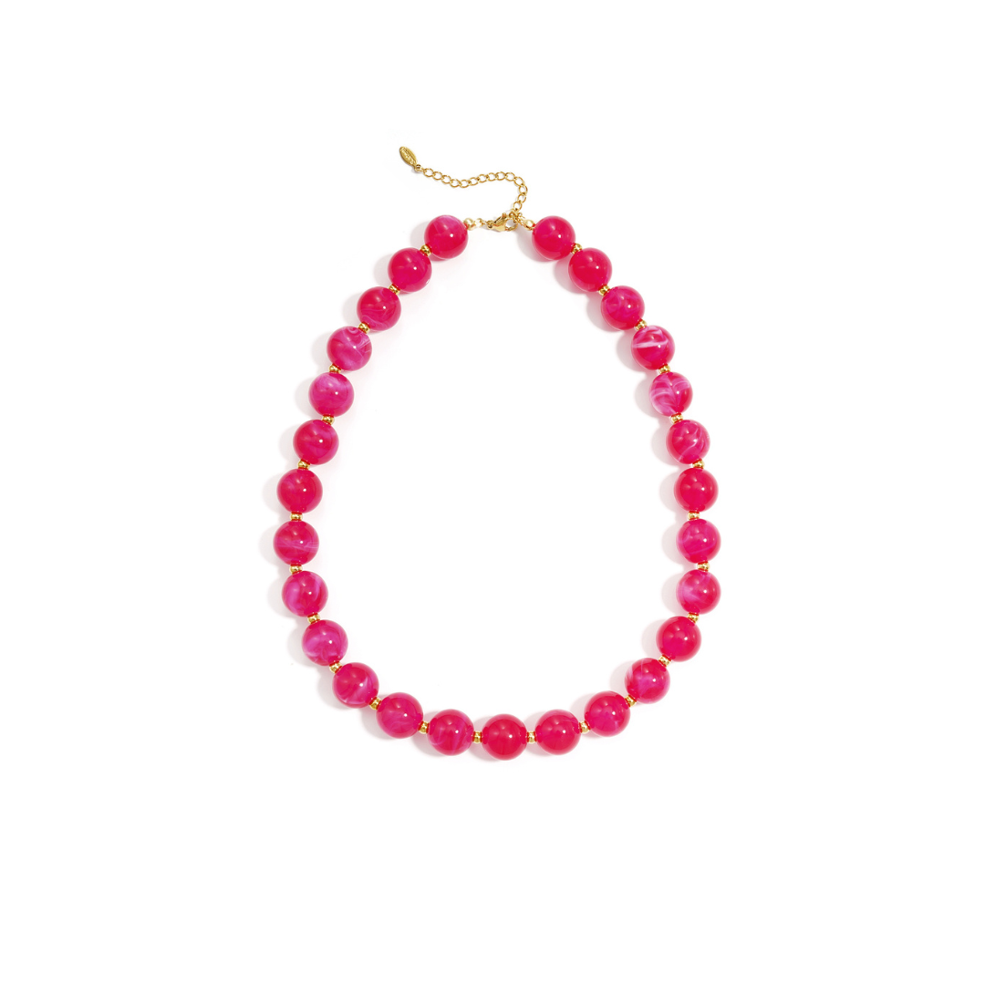 Rode gemarmerde kralenketting met goudkleurige accenten op lichte achtergrond.