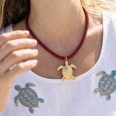 Burgundy gedraaide rope ketting met gouden schildpad