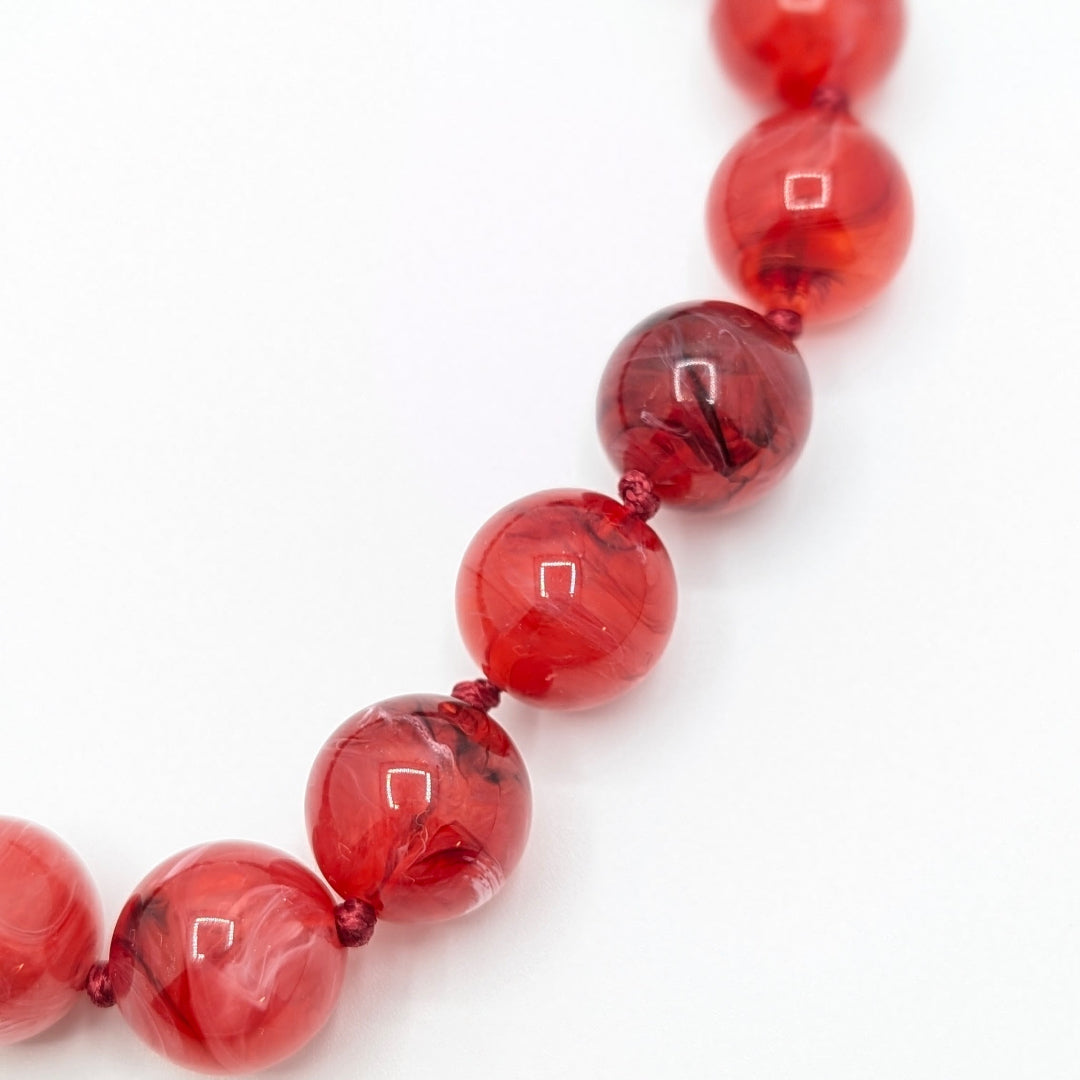 Rode gemarmerde grote kralenketting met marble effect kralen detail