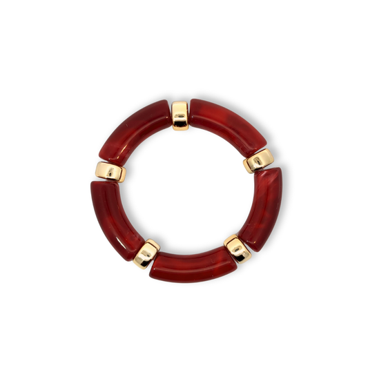 Rode gemarmerde tube armband met goudkleurige details op witte achtergrond