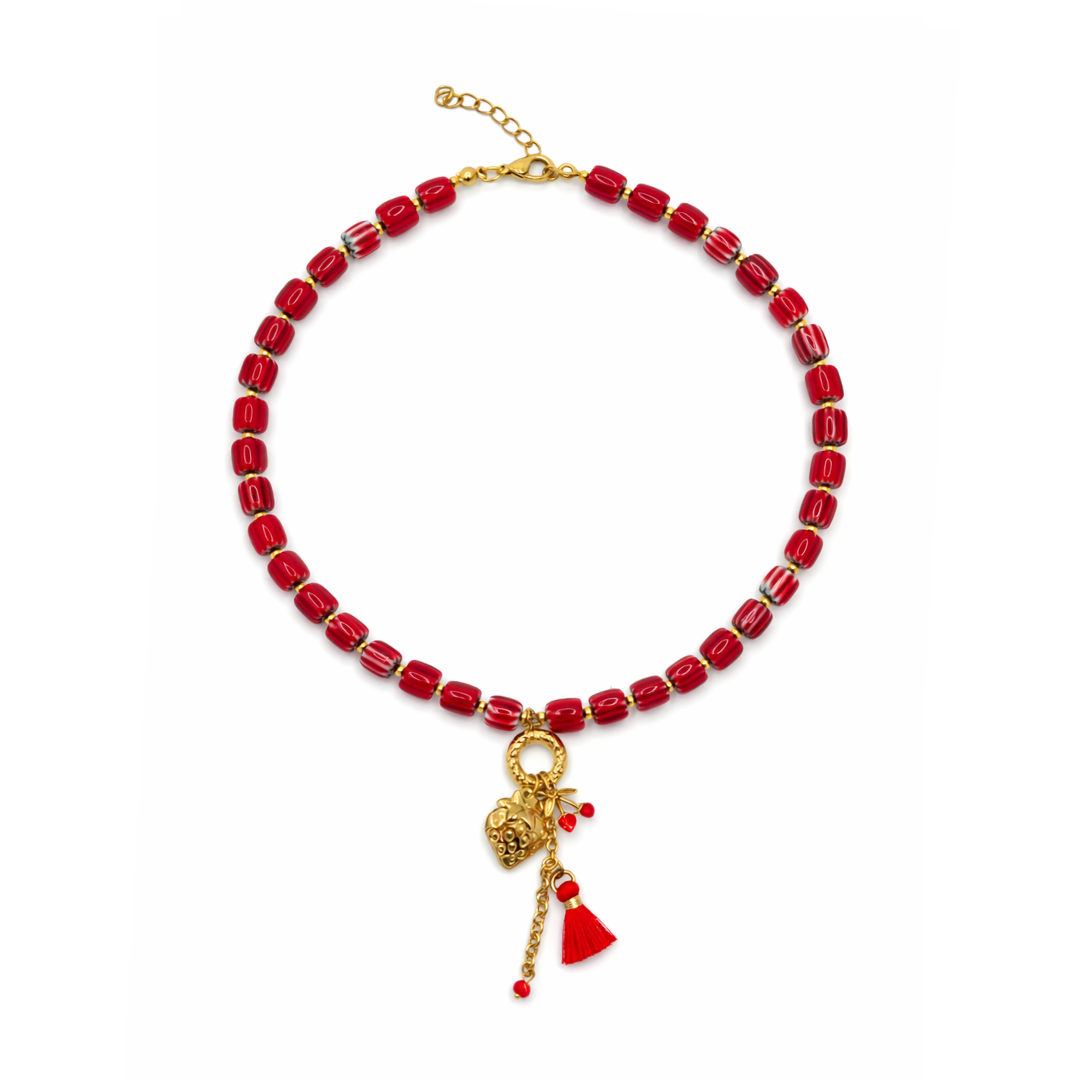 Rode glazen kralenketting dames met gouden aardbei bedel en rood kwastje Ibiza stijl